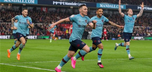 البطاقة الأولى.. بيرنلي يتأهل إلى الدوري الإنجليزي بثنائية أمام ميدلزبره