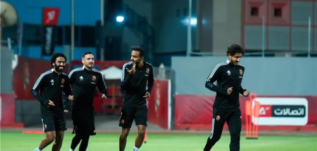 الأهلي يختتم استعداداته لمباراة فاركو في الدوري.. وتأكيد غياب ثنائي الفريق